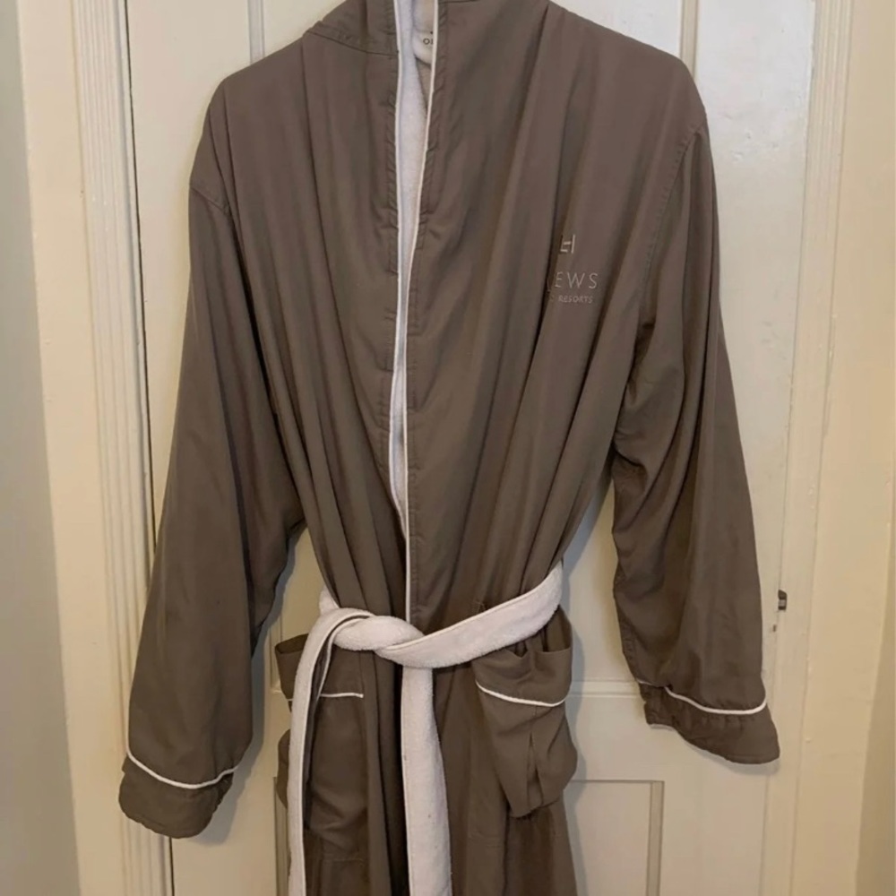 Lowe's Luxury Hotels and Resorts Robe